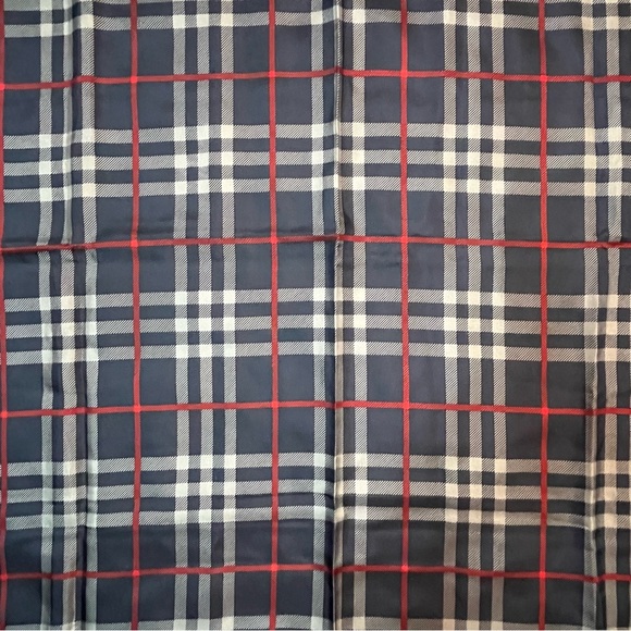 Burberry silk scarf. - Picture 5 of 9